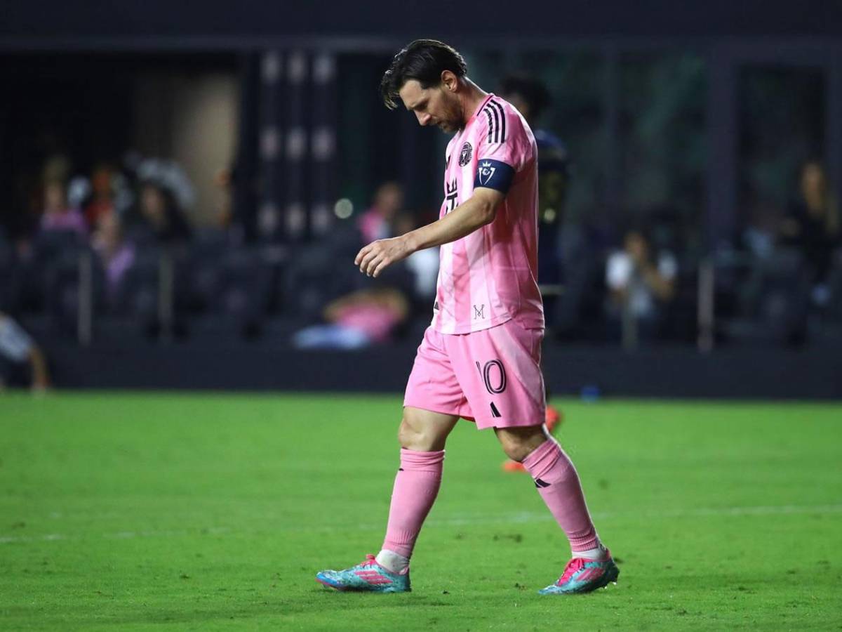 Messi, irreconocible: bronca con rival y enfado de Suárez con Saíd Martínez