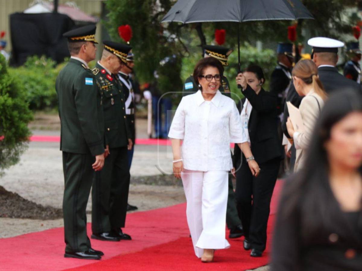 Nublado y con una ausencia: las imágenes que dejó la izada de la Bandera Nacional