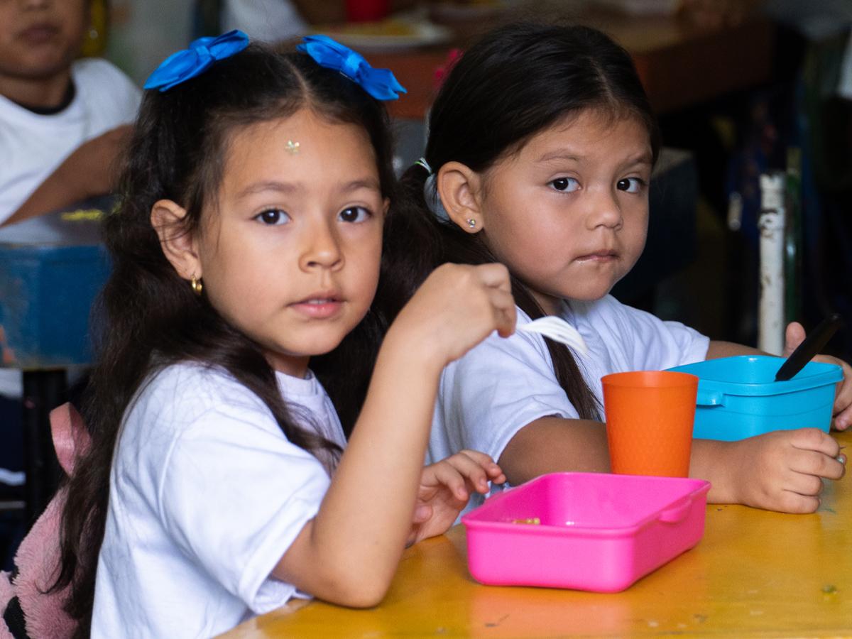 La educación y desarrollo de la fuerza laboral y el acceso a la salud pública, es una de las seis áreas de enfoque de la Alianza para Centroamérica.