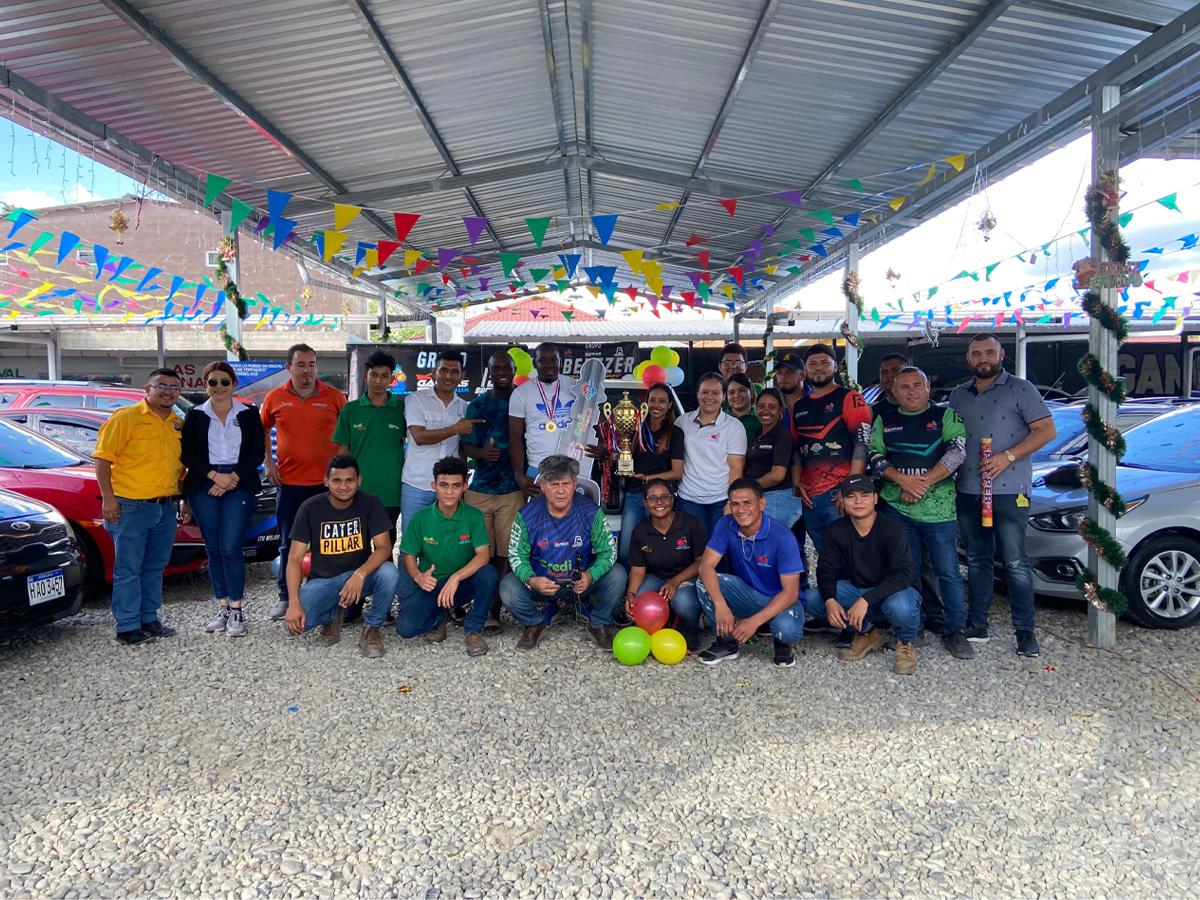 Momentos de la entrega oficial que realizó Autolotes Ebenezer del vehículo Jeep Patriot 2016 al ganador Jilmer Lino Garcia.