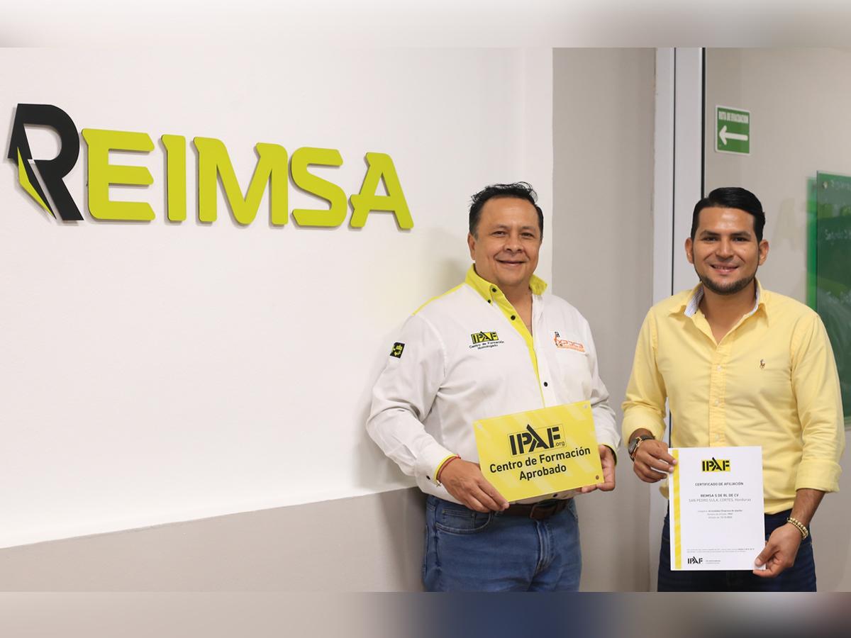 Jorge Encinas, instructor senior de Ipaf, entrega el certificado internacional al instructor de Reimsa.