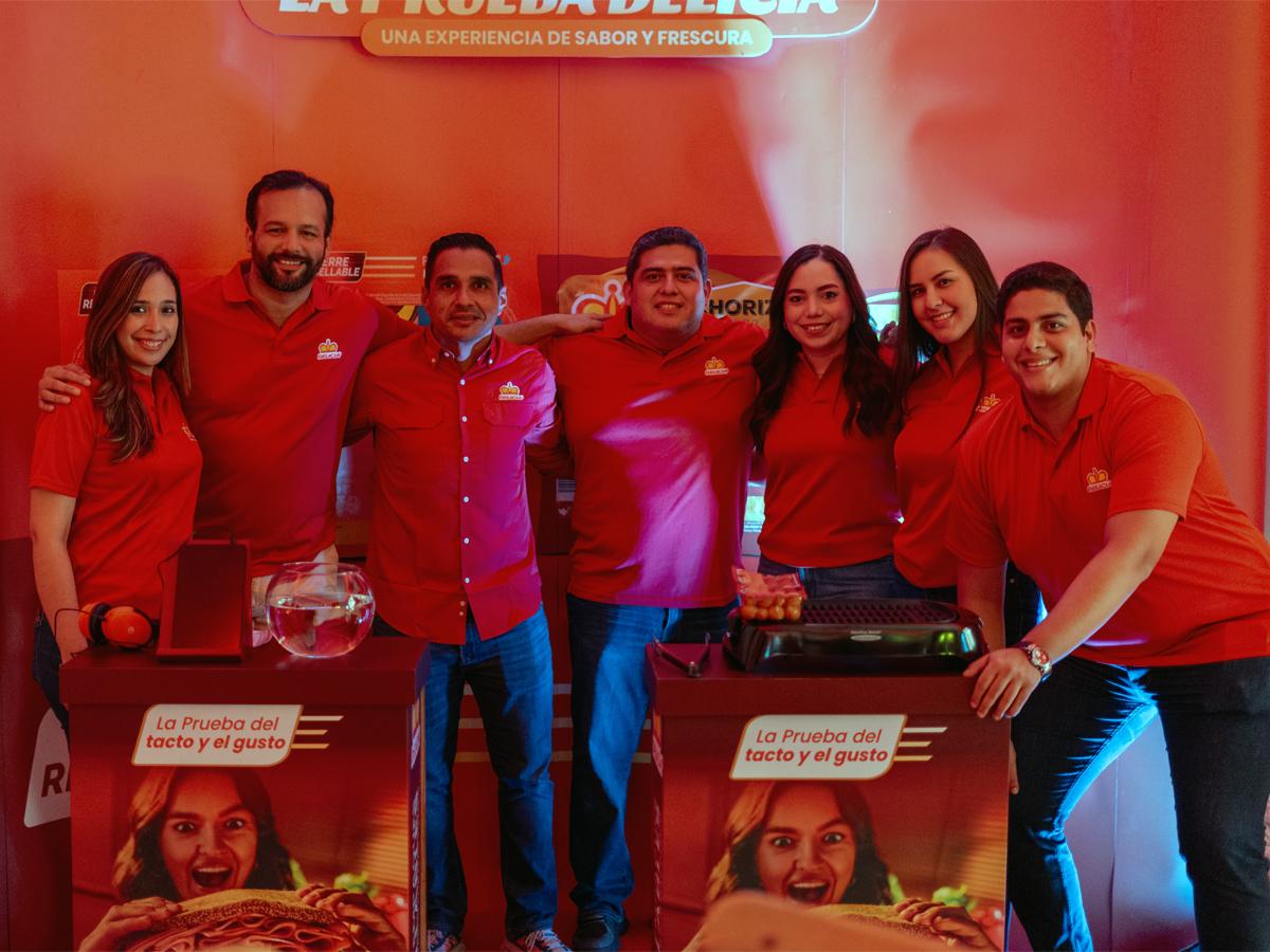 El equipo de colaboradores de Embutidos Delicia compartió el emocionante lanzamiento de los nuevos empaques resellables.