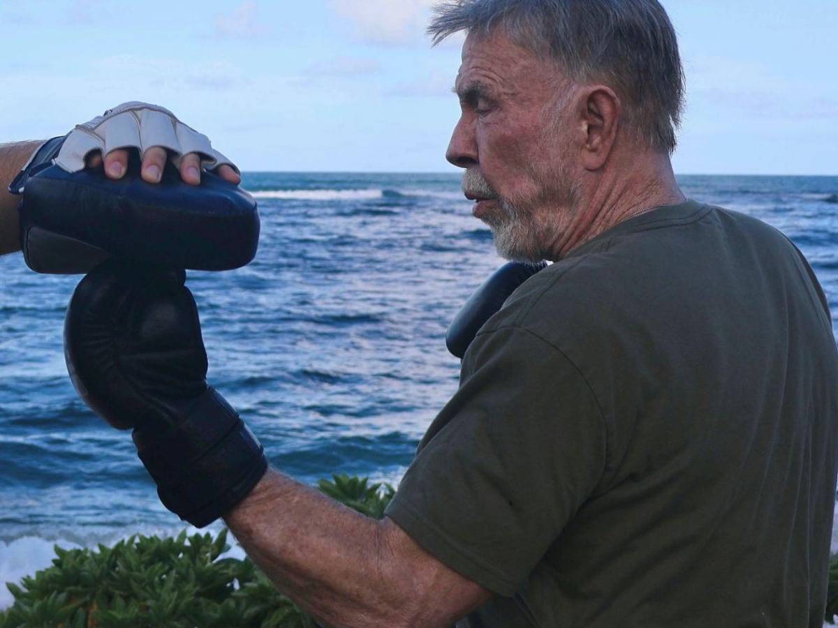 Chuck Norris, a sus 85 años, escala una montaña de 3,187 metros​​​​​​