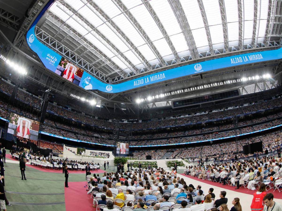 La fe y el canto de 70 mil fieles abrazan al papa en el estadio Santiago Bernabéu