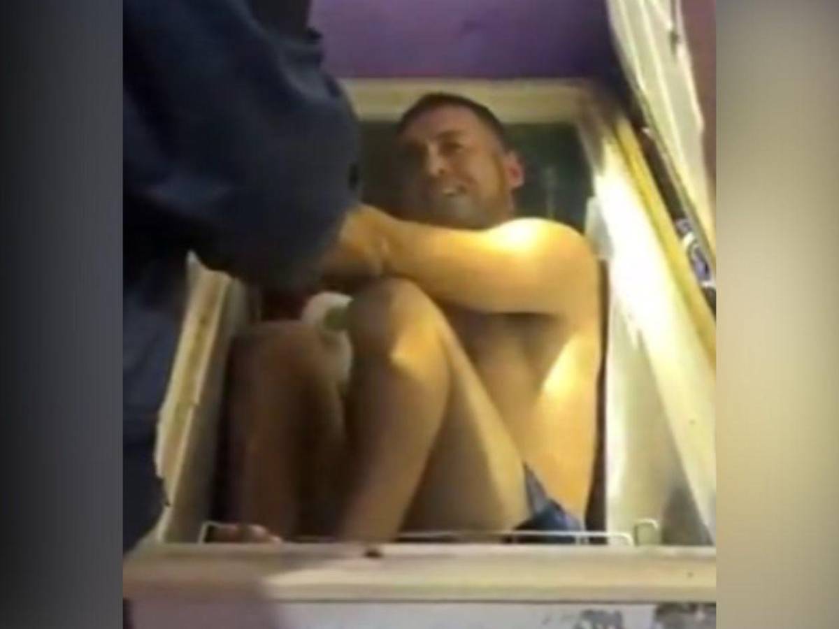 Ayúdeme, oficial: Policía encuentra a ladrón escondido en un congelador