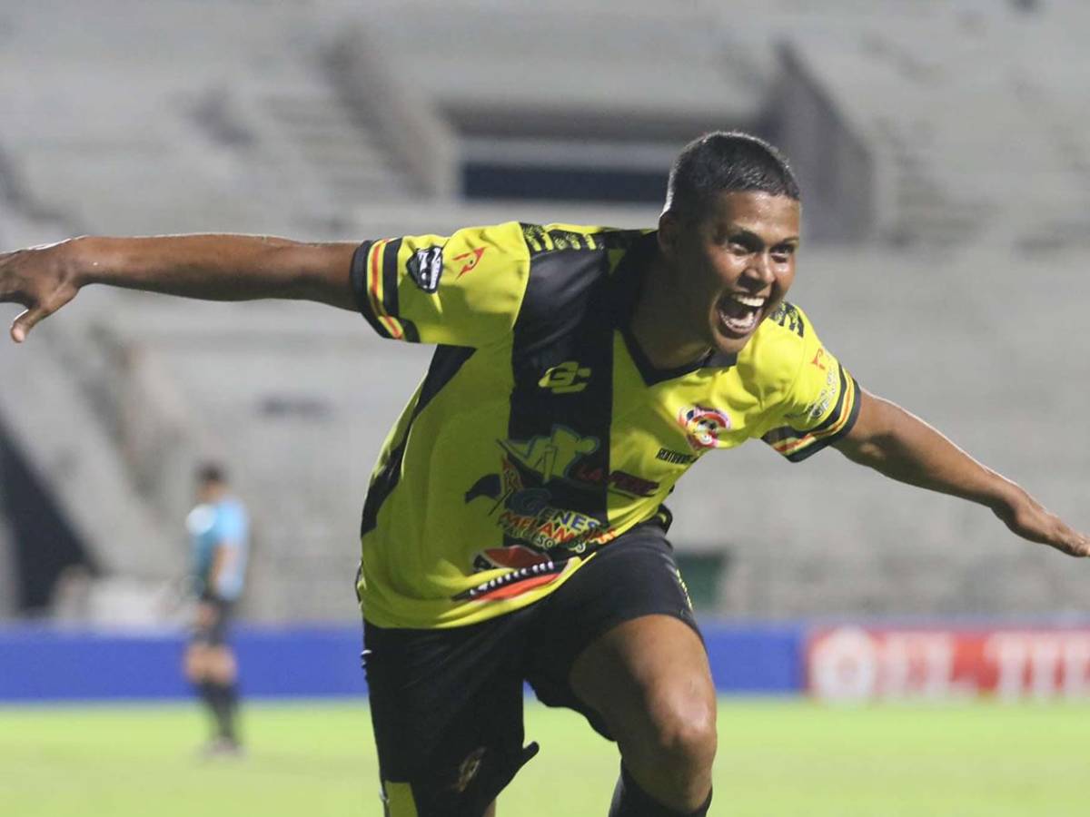 Pelea entre jugadores de Real España, festejo de Génesis y las chicas