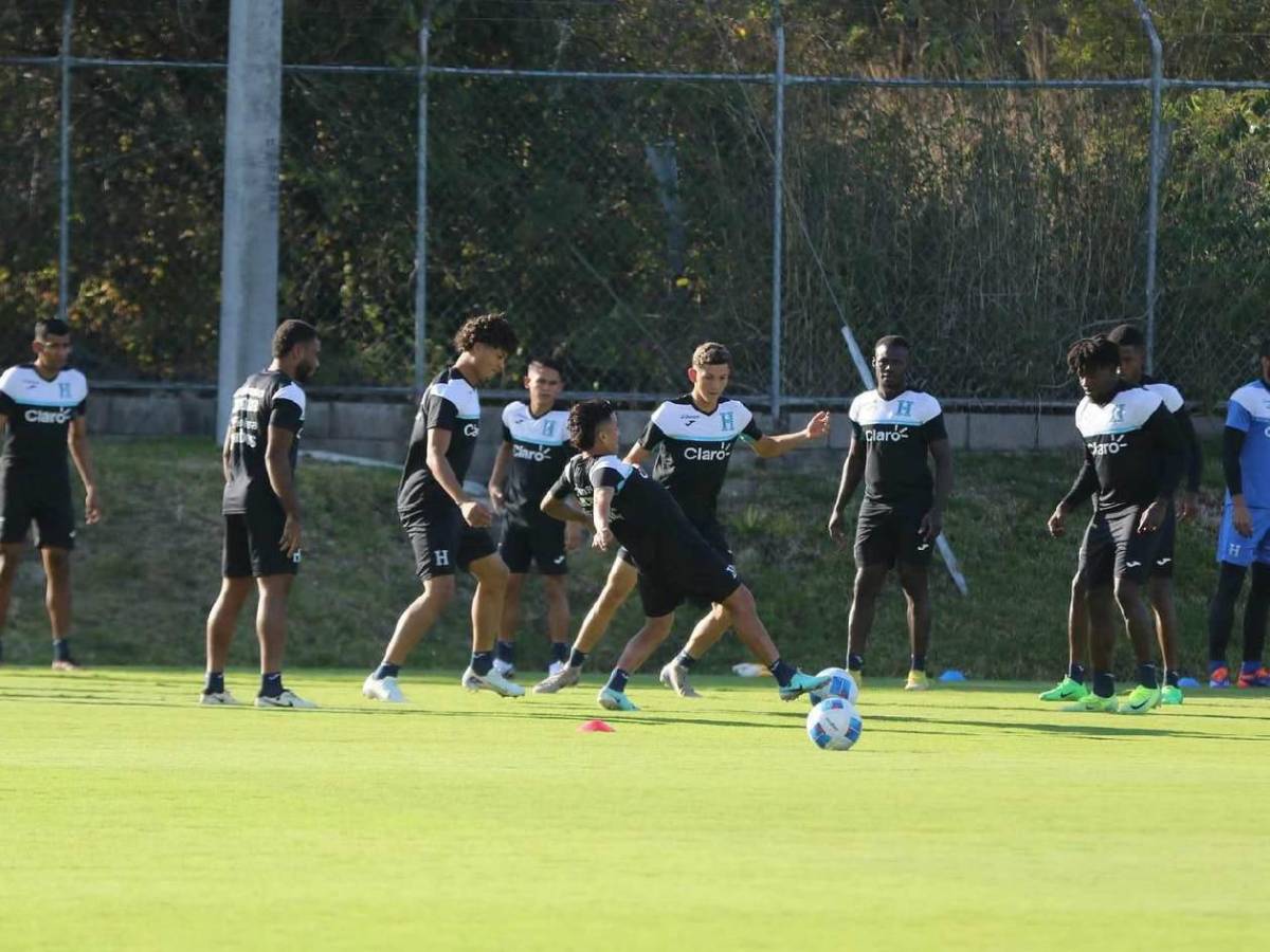 Selección de Honduras con visita sorpresa y caras nuevas en su primer entrenamiento