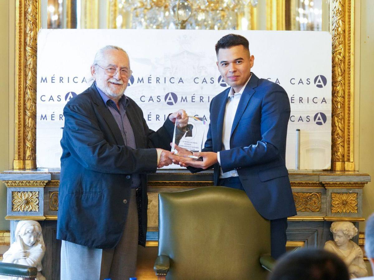 Entrega del Premio Hiperión de Poesía 2023 al poeta de origen nicaragüense, William González.