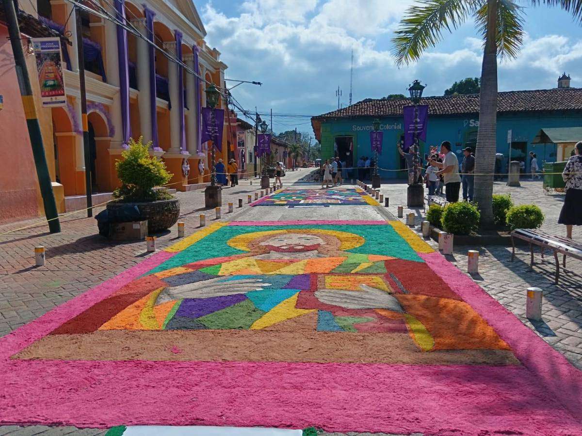 Coloridas y religiosas alfombras embellecen Comayagua en Semana Santa