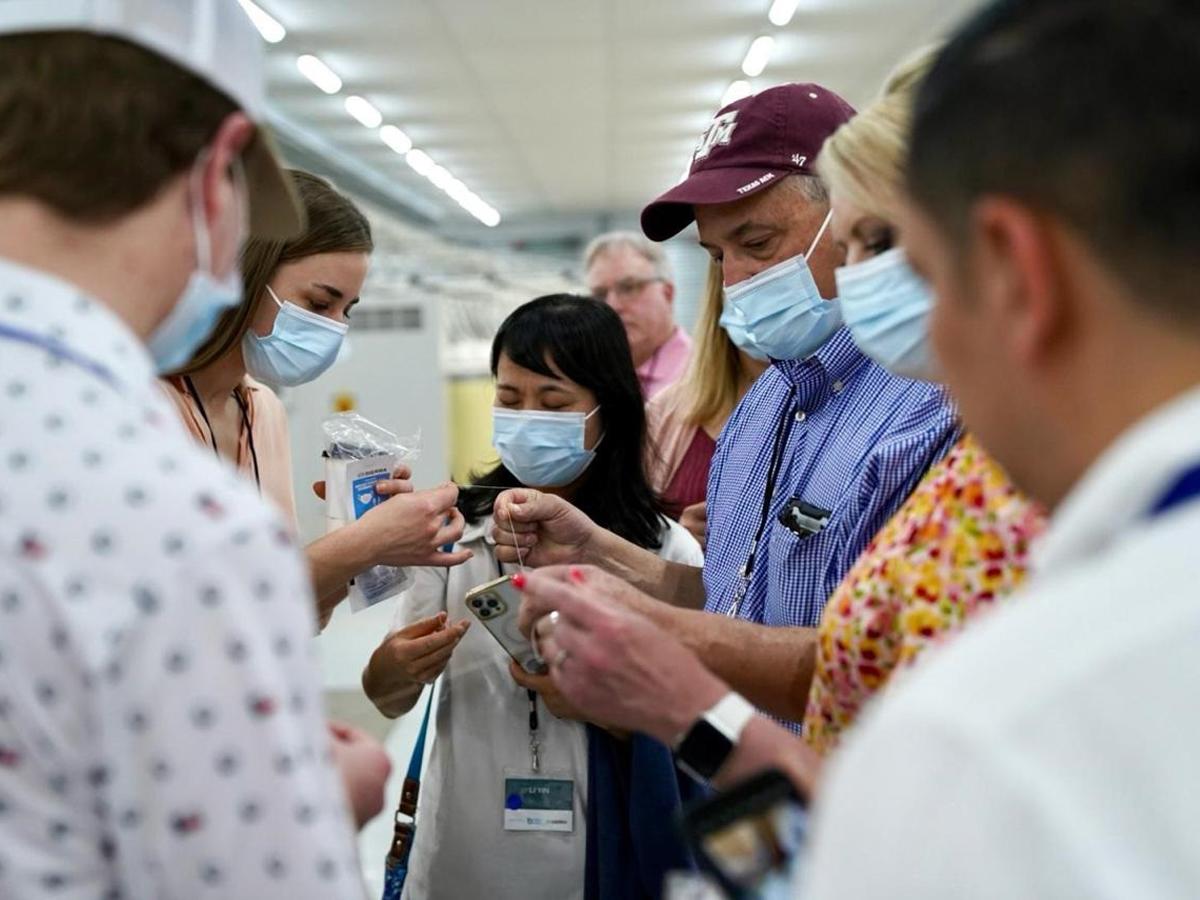 Durante la visita, los participantes conocieron las instalaciones modernas y equipos de última generación de SIERRA Textile Raw Materials.