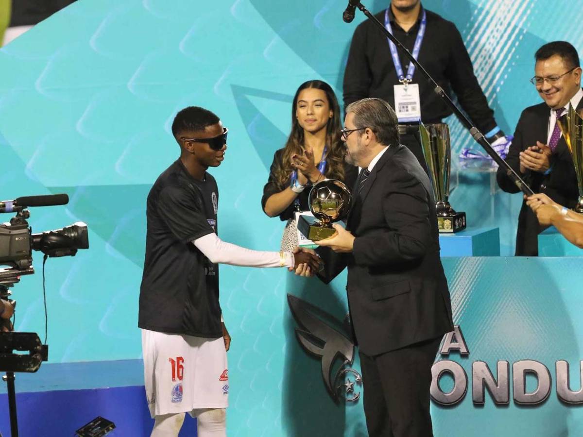 Olimpia festeja título, detalle con Real España, descuido con la copa y a lo Lamine Yamal