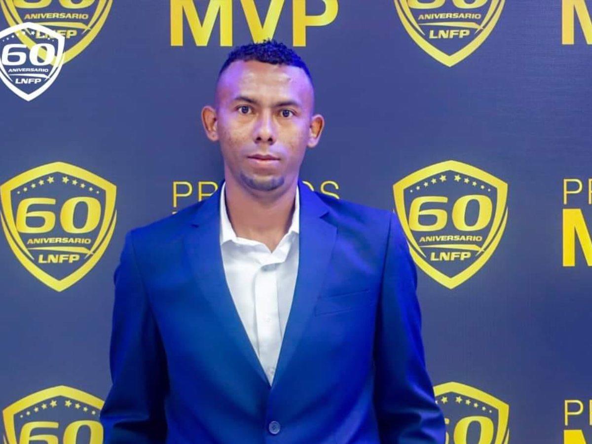 Óscar Almendárez se desempeña como lateral derecho.