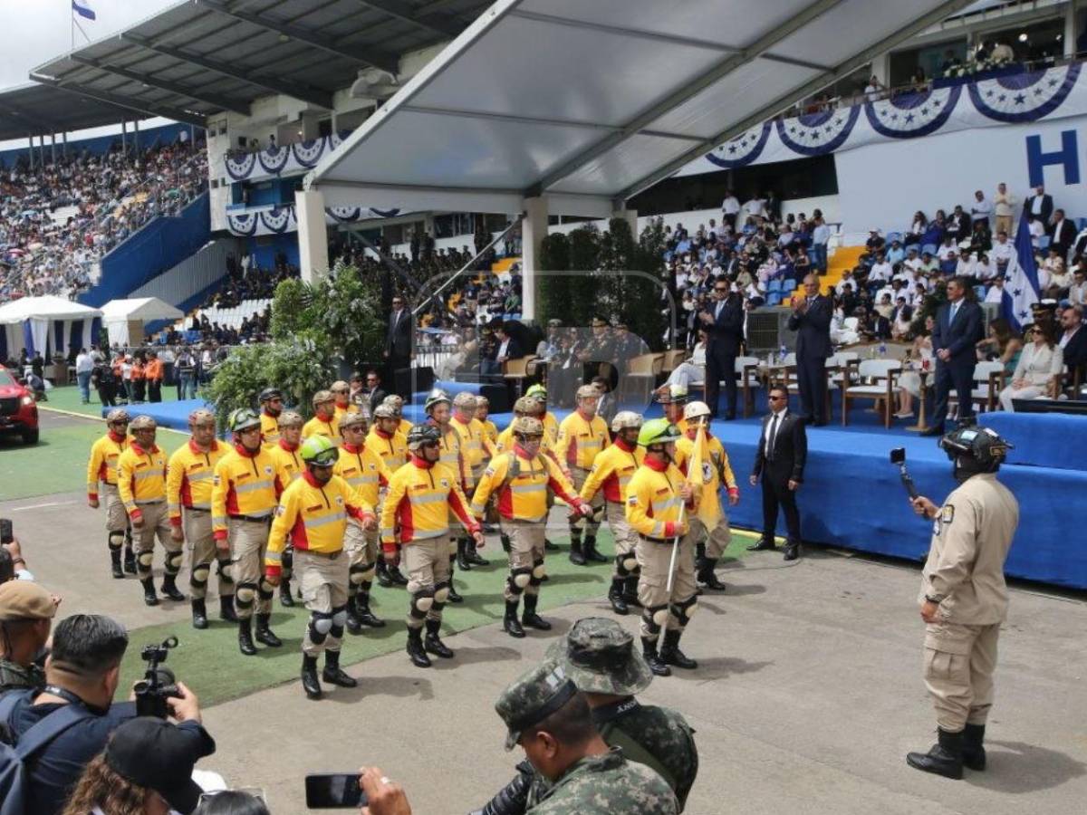 Sorpresivo saludo, abuela abnegada y guapa maestra: lo que no se vio de los desfiles en Honduras