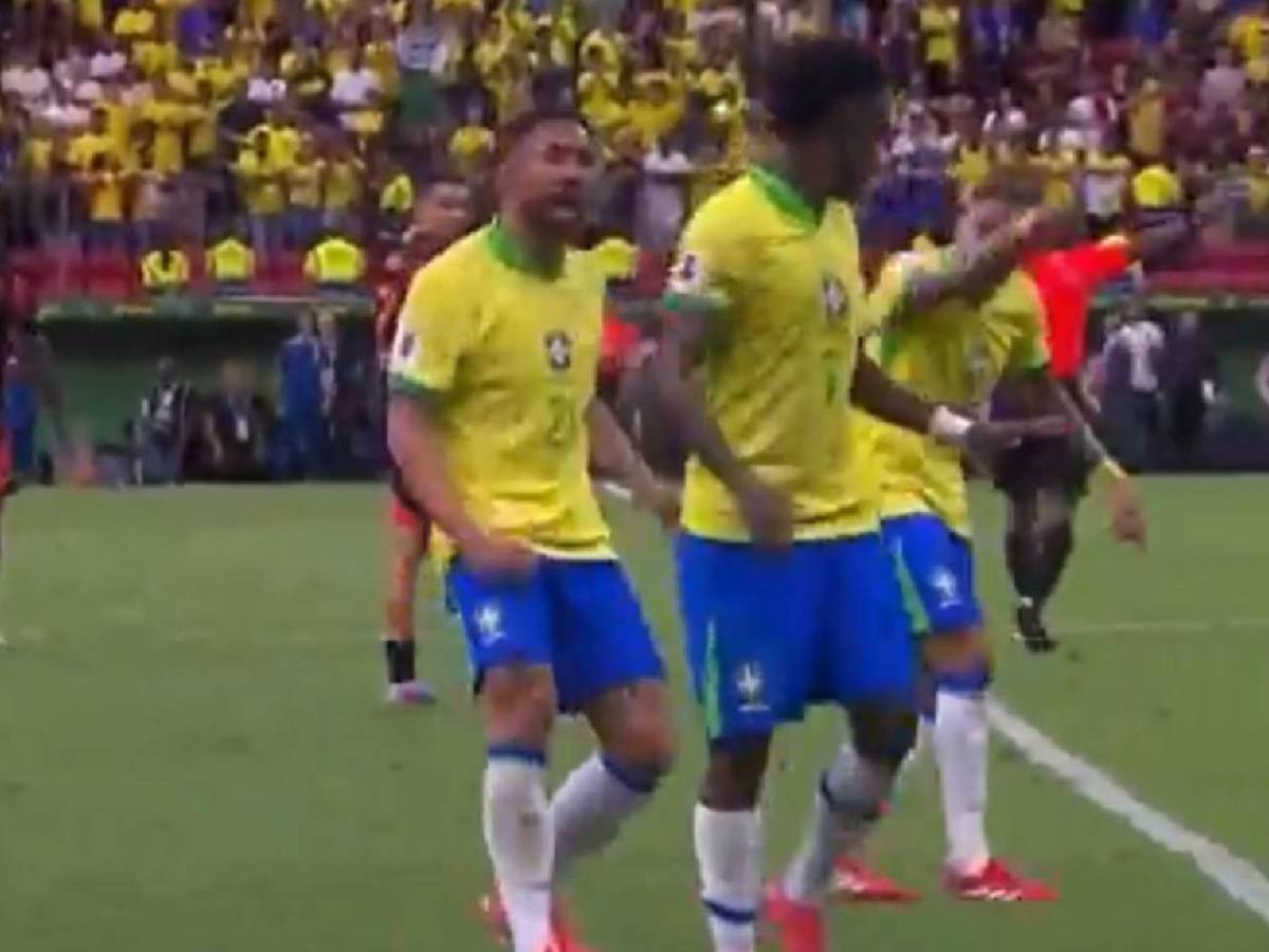 La razón de la bronca Raphinha-Vinicius y fuerte choque en el Brasil-Colombia