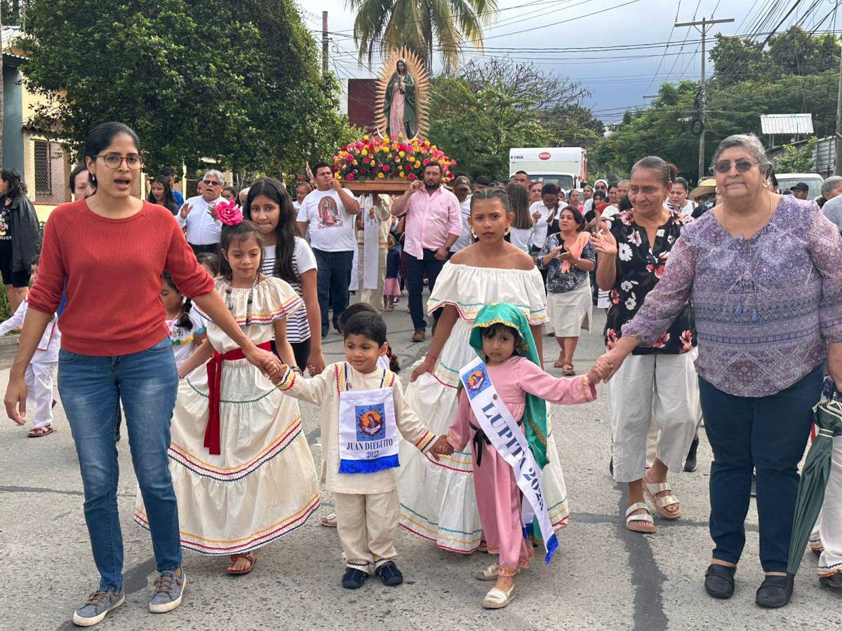 Muchos niños y los sacerdotes vistieron trajes típicos en honor al indio<b> Juan Diego</b> e quien se le apareció la virgen de Guadalupe.