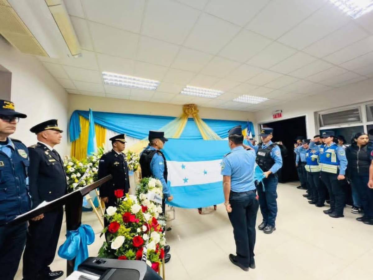 Entre llanto y dolor sepultan a cuatro policías víctimas de accidente en Lempira