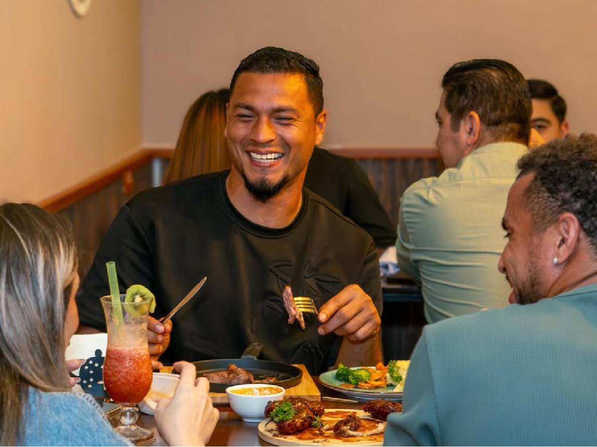 Omar Elvir emprende nueva faceta: inaugura negocio y figuras lo acompañaron