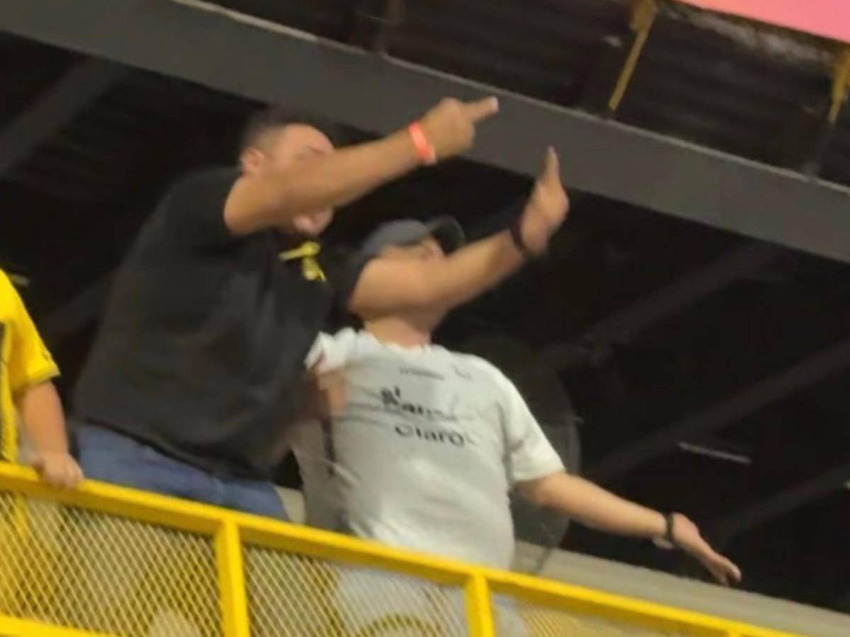 Locura del Real España, amargura y bronca en Olimpia, billetazos y polémico gesto