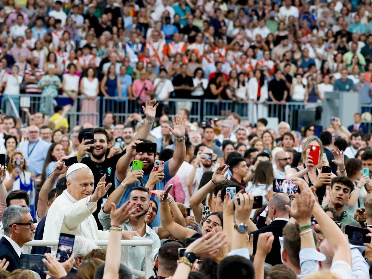 La fe y el canto de 70 mil fieles abrazan al papa en el estadio Santiago Bernabéu