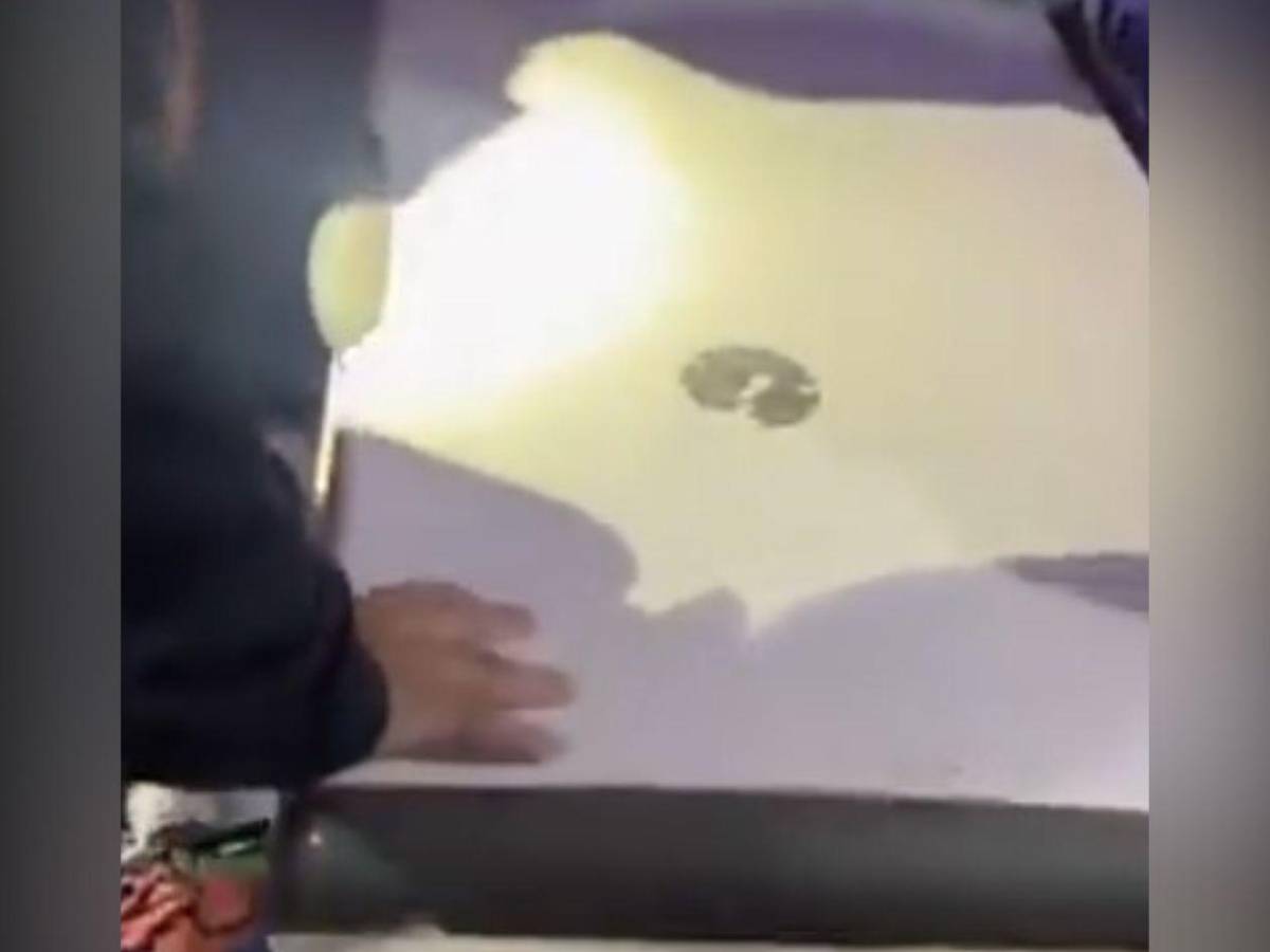 Ayúdeme, oficial: Policía encuentra a ladrón escondido en un congelador