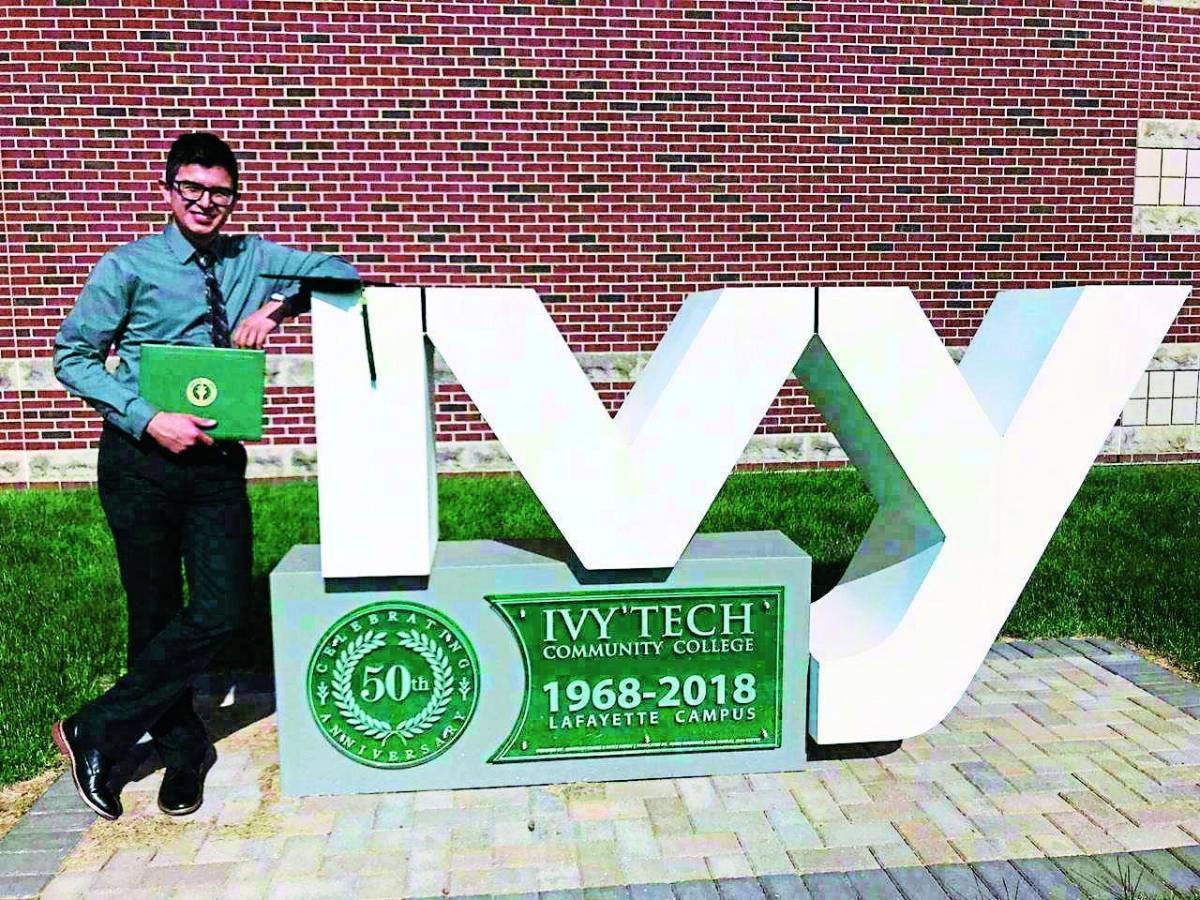 Hondureño que soñaba con estudiar Física en EE UU se gradúa con honores