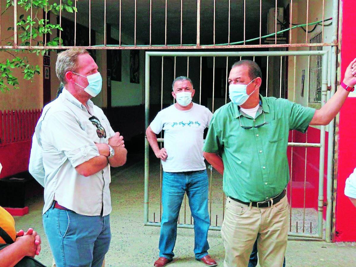 Autoridades municipales y de educación hacen recorridos por varios centros educativos de la isla.