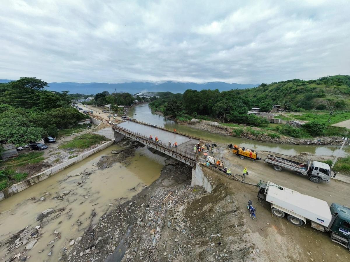 Funden losa del puente que conduce a Jucutuma