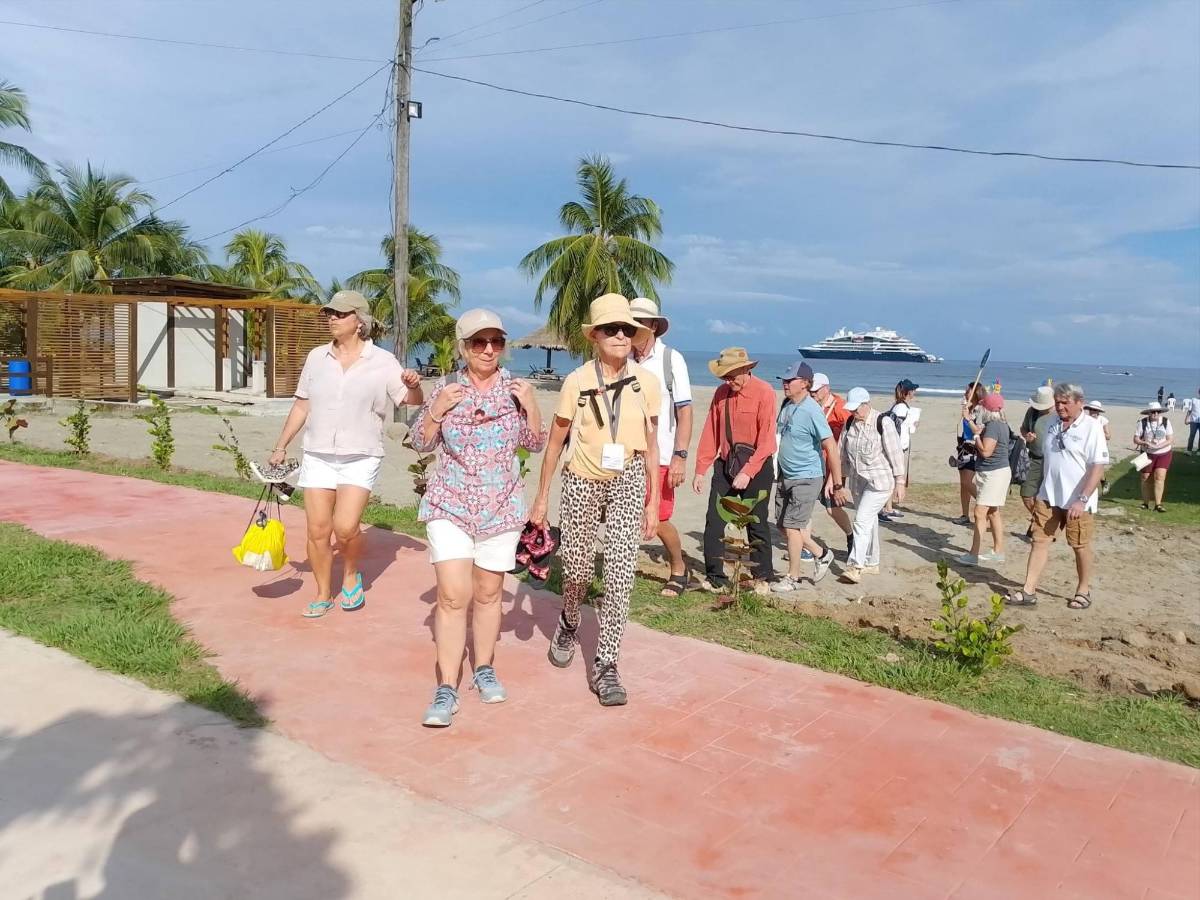 Lujoso crucero francés Le Bellot ancló en Tela con turistas que exploraron la bahía