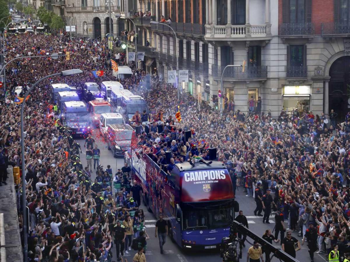 Rúa del Barcelona: jugadores se burlan de Vinicius y dardo de Lamine al Real Madrid