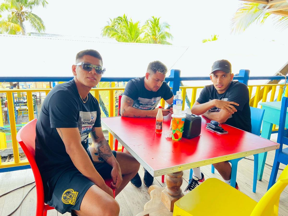 Brayan Moya, Germán Mejía y Edwin Rodríguez disfrutando de la tarde relax.