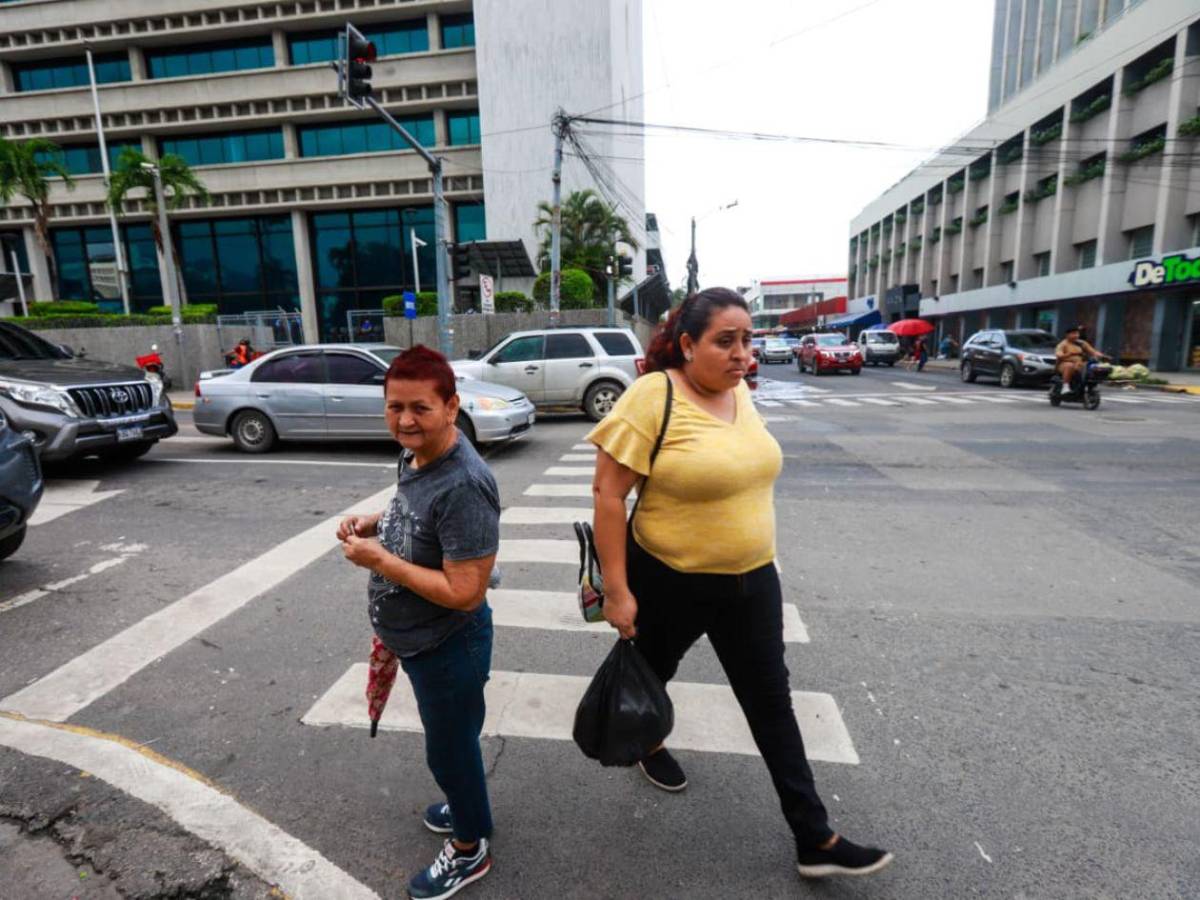San Pedro Sula: pasos peatonales invadidos y derecho a cruzar vulnerado
