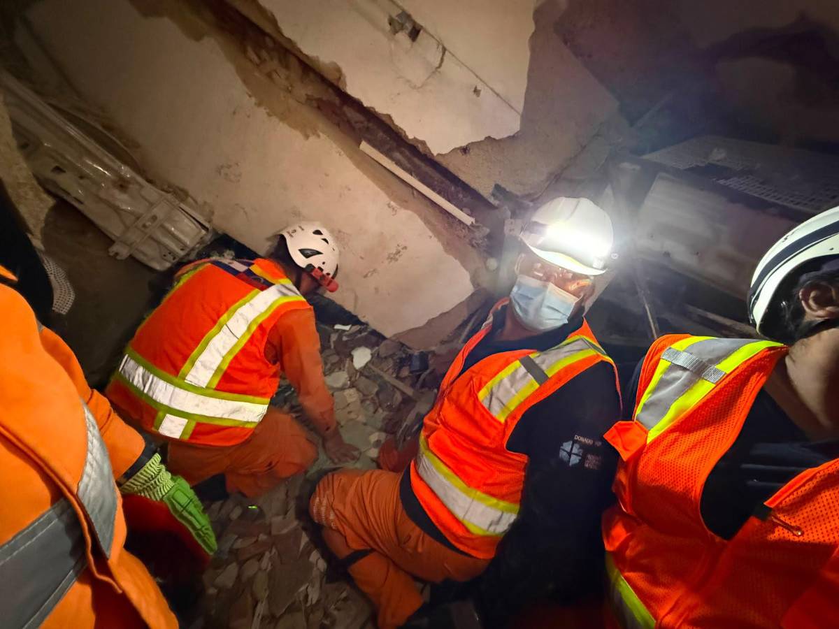 La desesperada búsqueda de sobrevivientes continúa tras los terremotos en Venezuela