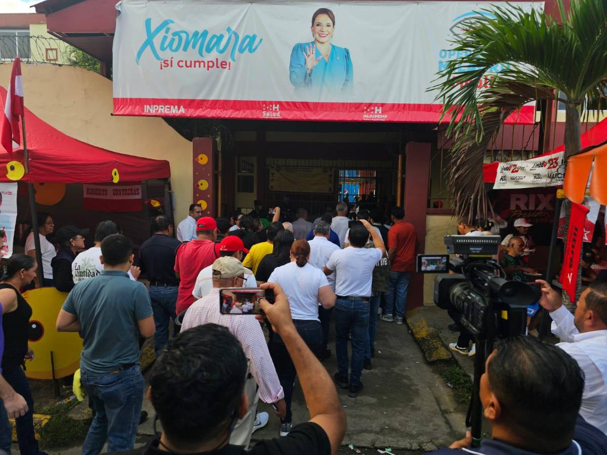 Sampedranos hacen filas desde temprano en los centros de votación de San Pedro Sula