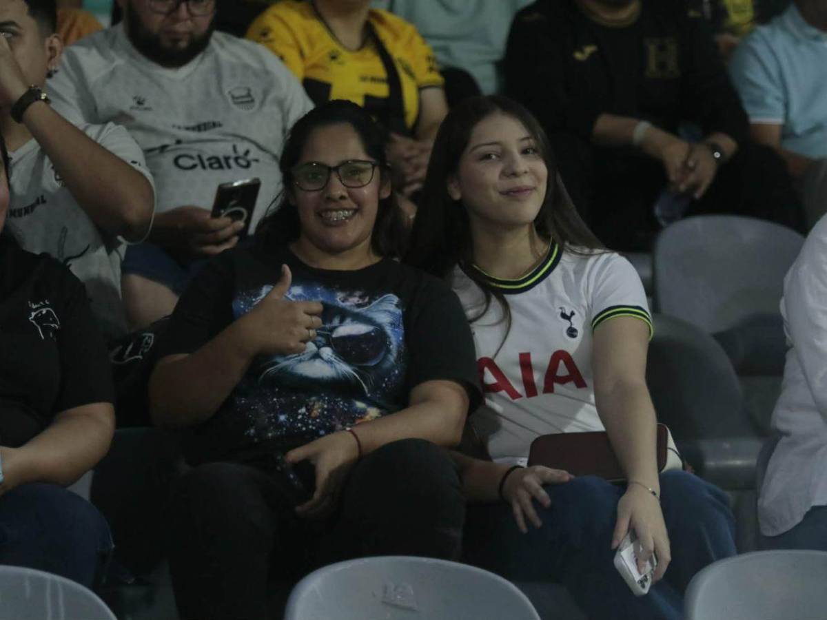¿Quién es la chica de amarillo? Ambientazo y locura por Son en la previa del Real España-LAFC