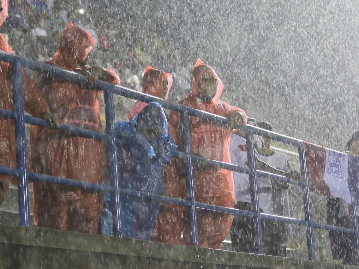 Olimpia y Real España festejan remontadas, jugador termina de portero, inundados y bellezas