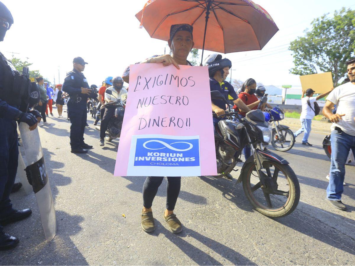 Pancartas, bocinas y gritos: así protestaron los socios de Koriun en Choloma
