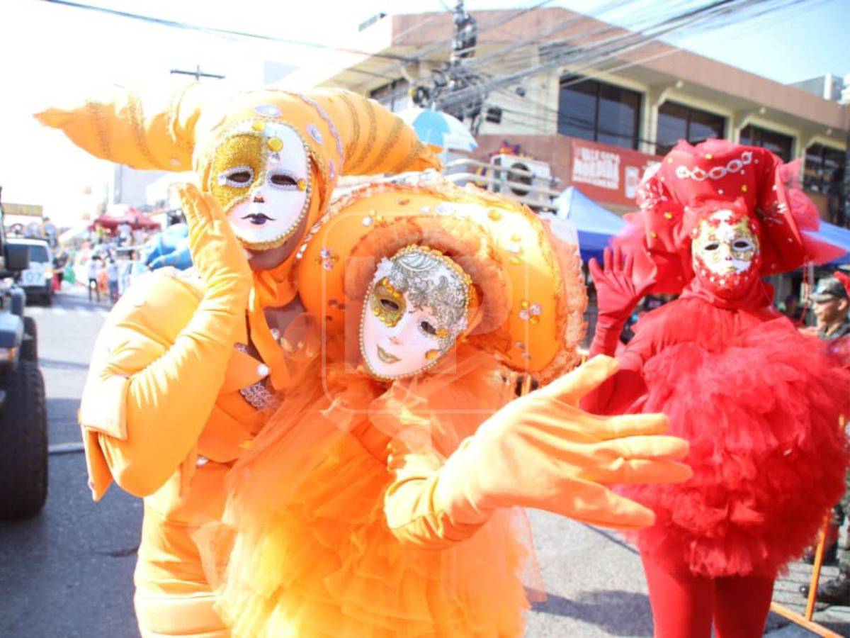 Carrozas, música y baile: así se vive el gran cierre de la Feria Isidra en La Ceiba
