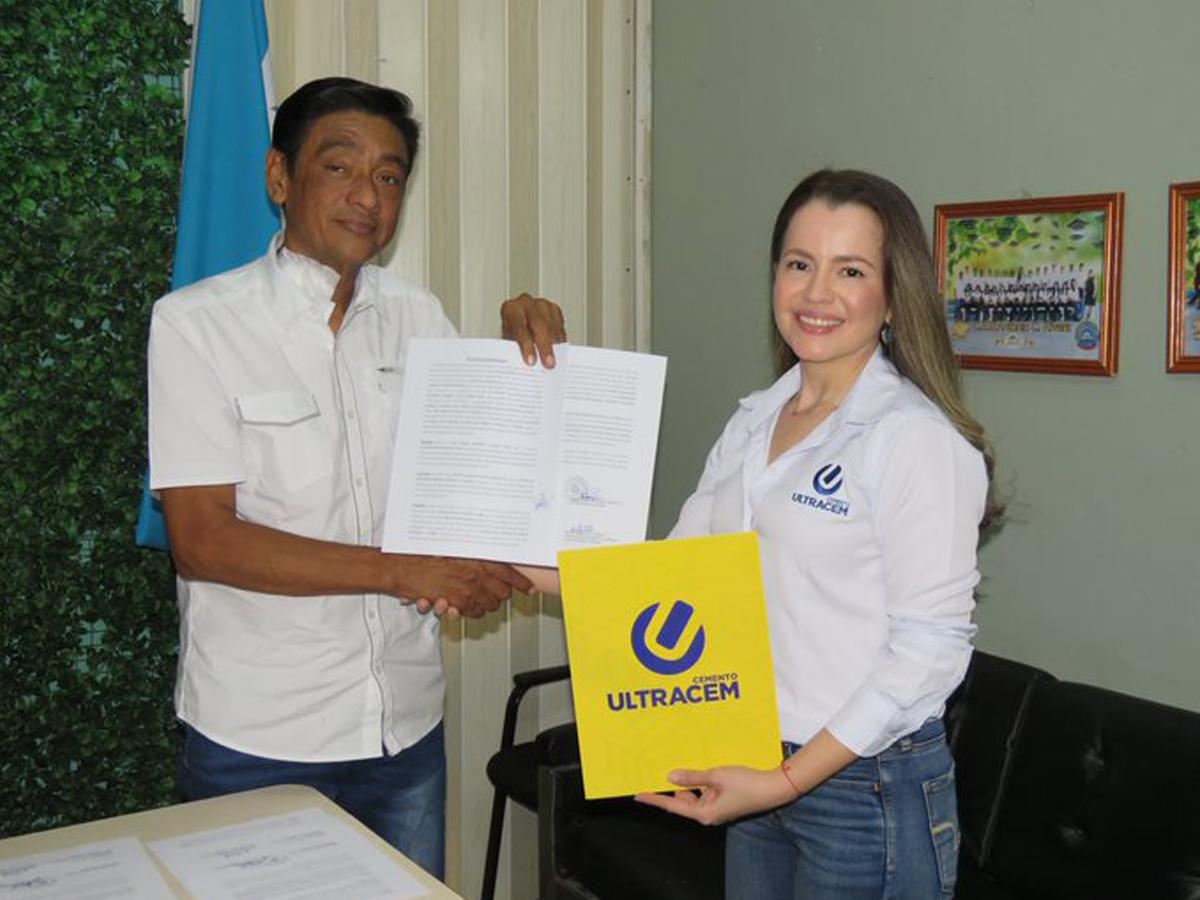 Cemento Ultracem firma convenio con escuela en Río Blanquito, Choloma