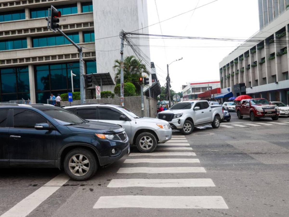 San Pedro Sula: pasos peatonales invadidos y derecho a cruzar vulnerado