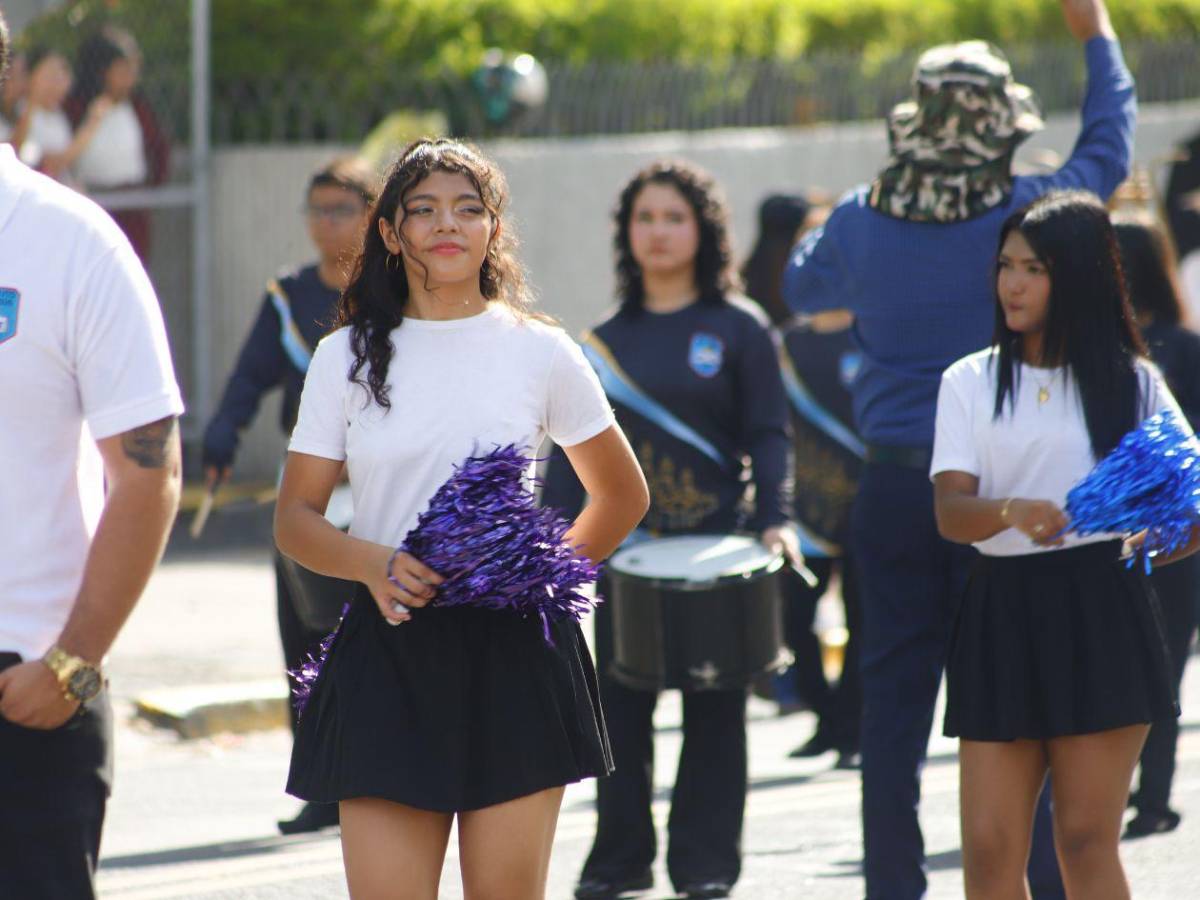 Estudiante desfiló con su bebé en brazos: así fue la jornada por el día de la Alfabetización