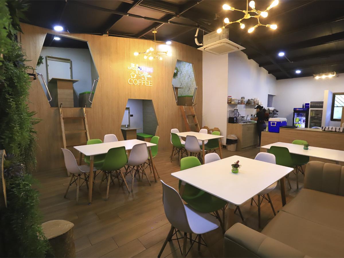 En el interior del coffe shop hay modernos y atractivos cubículos elevados, ubicados estratégicamente para brindar una experiencia incomparable.