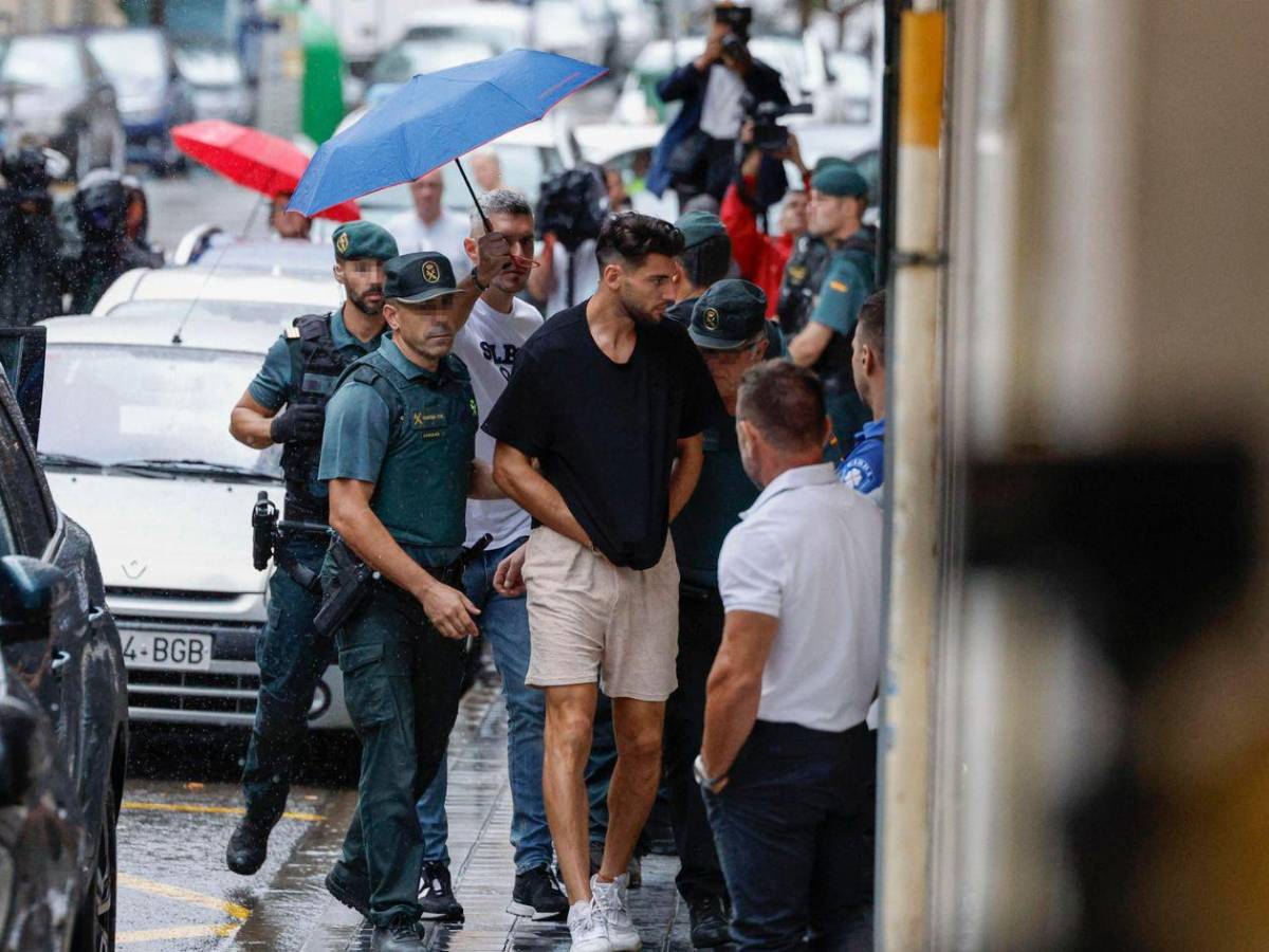 Futbolista español es acusado de racismo y la Fiscalía pide 10 años por agresión sexual