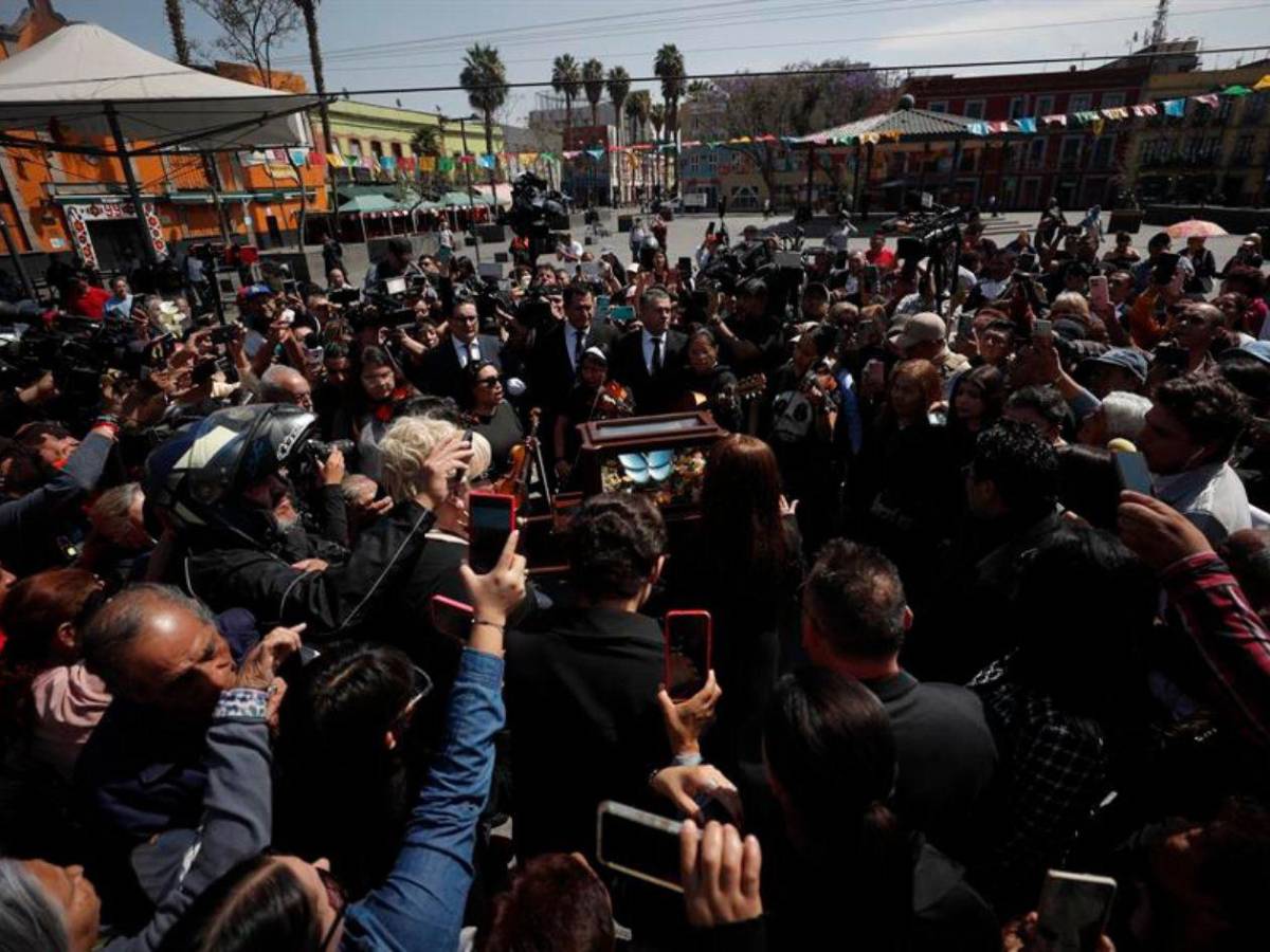 Miles de mexicanos dicen adiós a Paquita la del Barrio