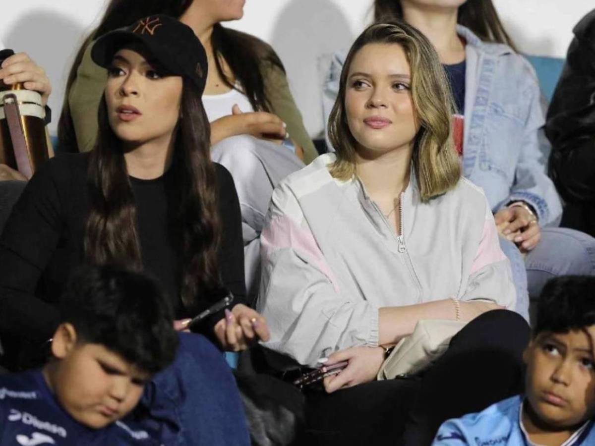 Novia de futbolista extranjero de Liga Nacional cautiva con fotos en la playa