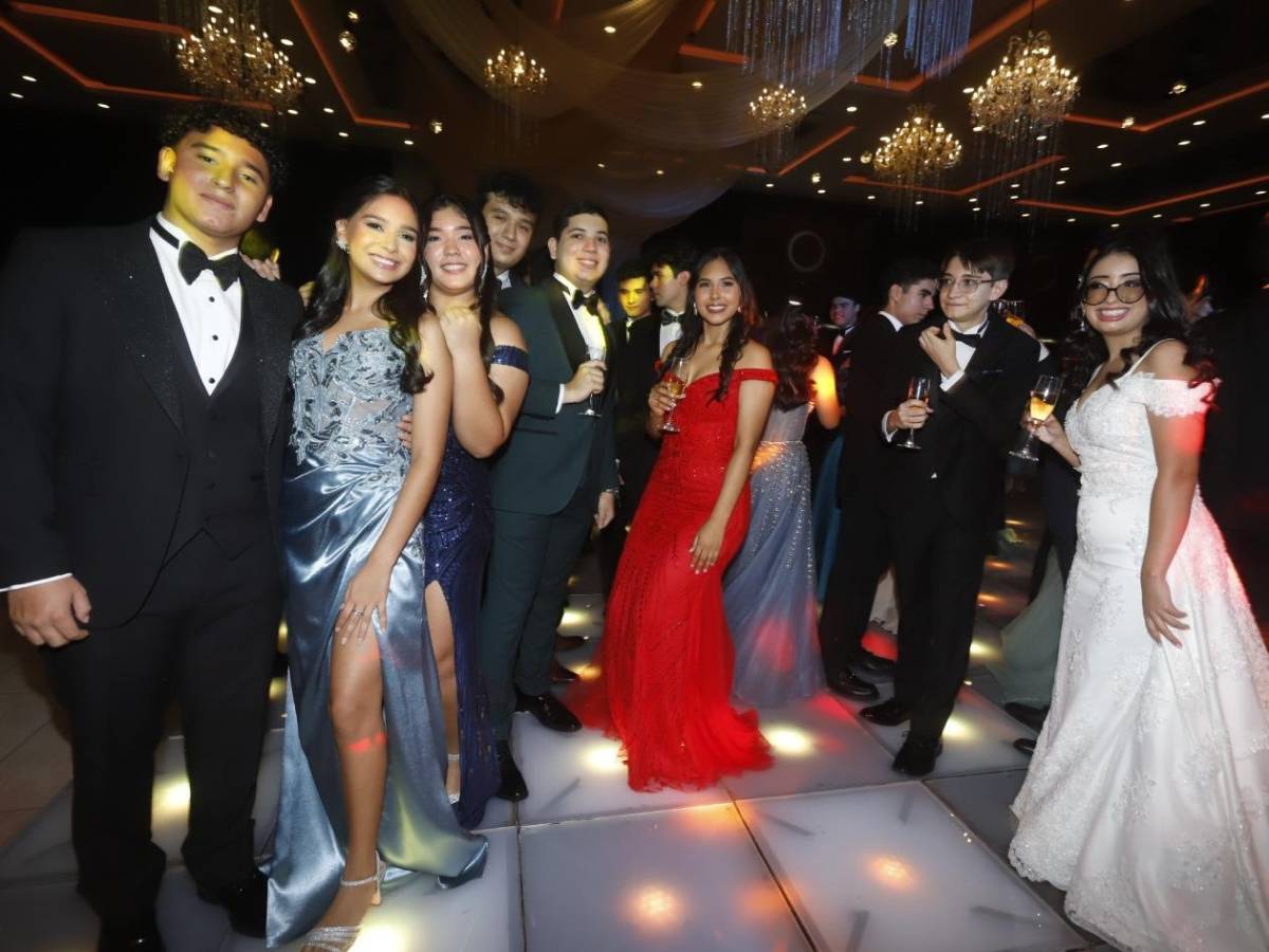 Seniors 2025 de la Santa María del Valle festejan su graduación