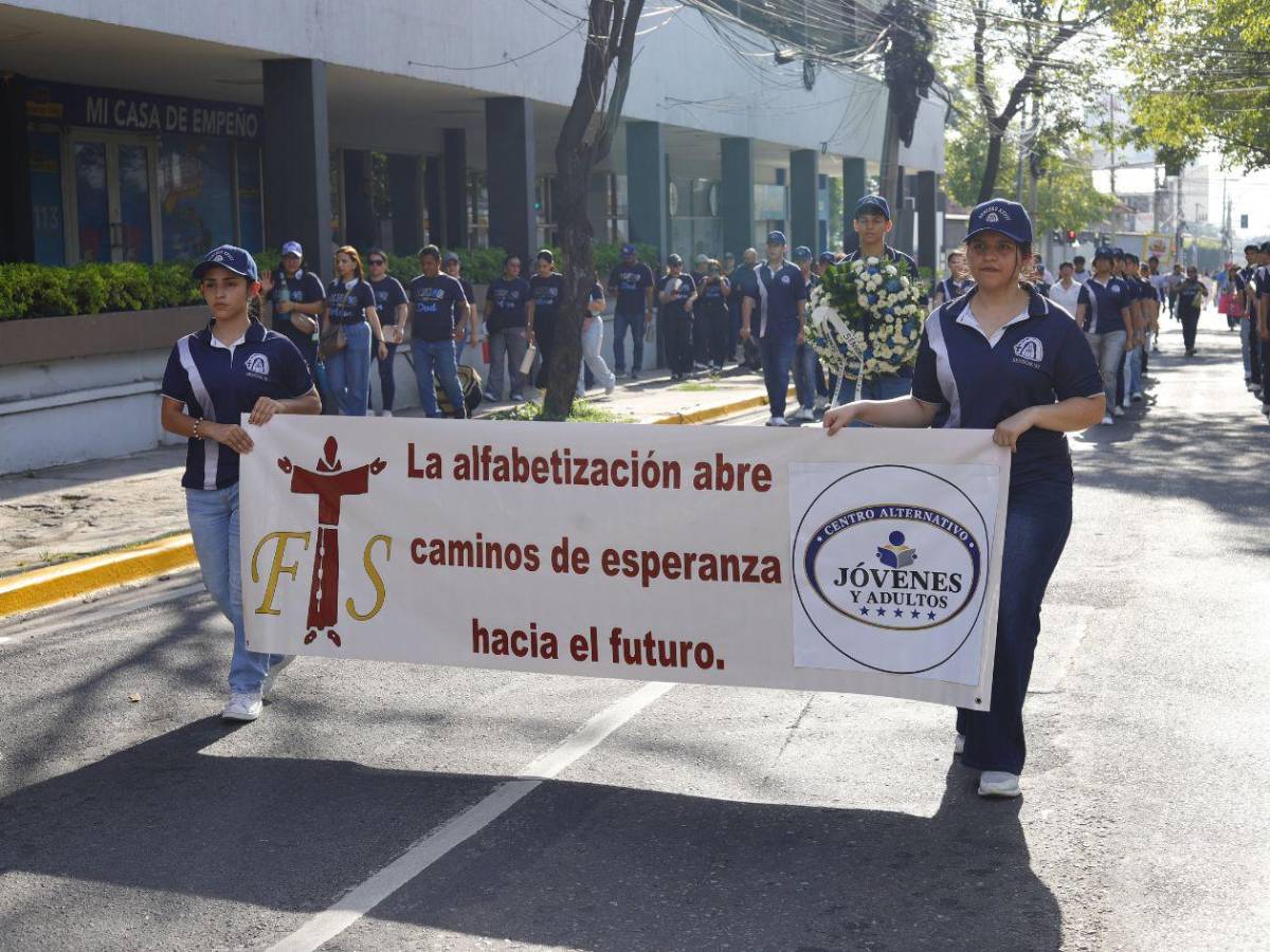 Estudiante desfiló con su bebé en brazos: así fue la jornada por el día de la Alfabetización