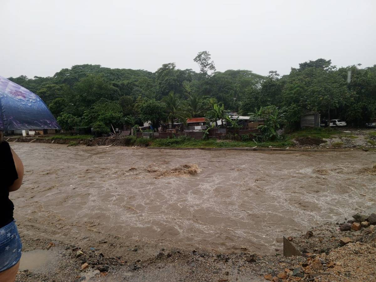 Colonias incomunicadas por crecida del río Bermejo en San Pedro Sula