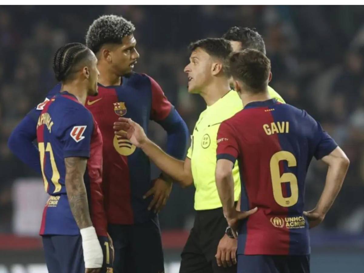 Raphinha pierde el control con el Barca y se lleva a Ter Stegen de encuentro