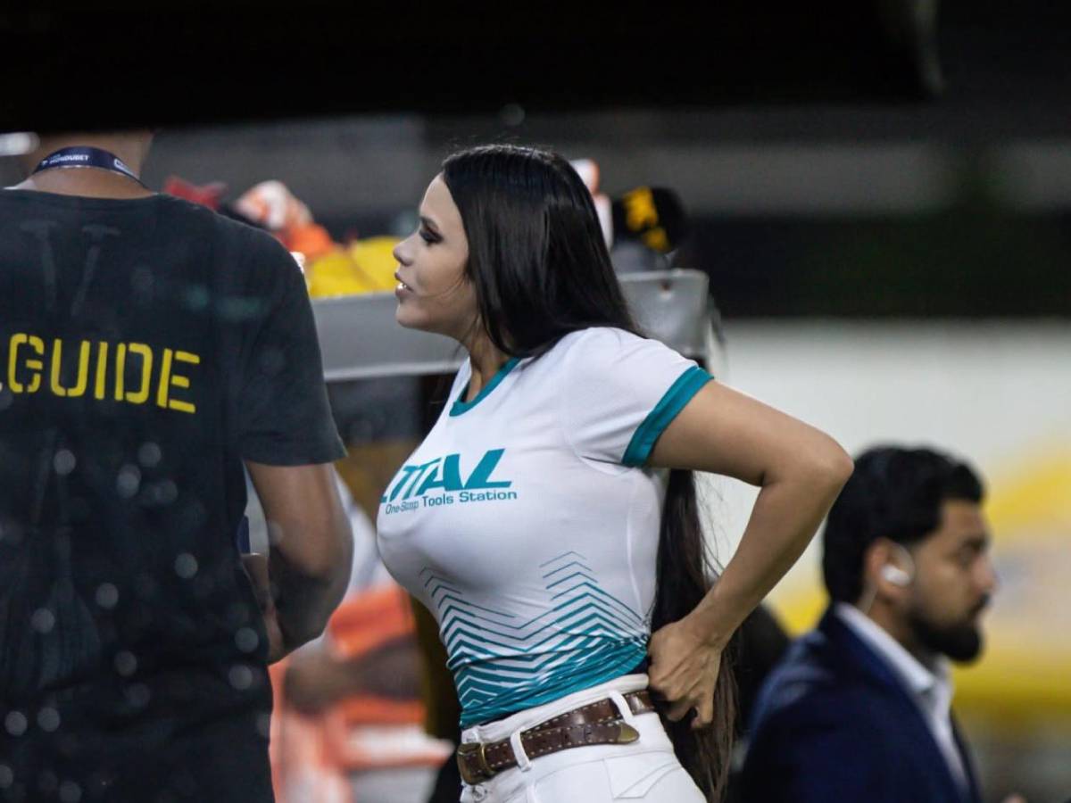 Tres mujeres enamoran y madre de reina da ejemplo en primer partido de Liga