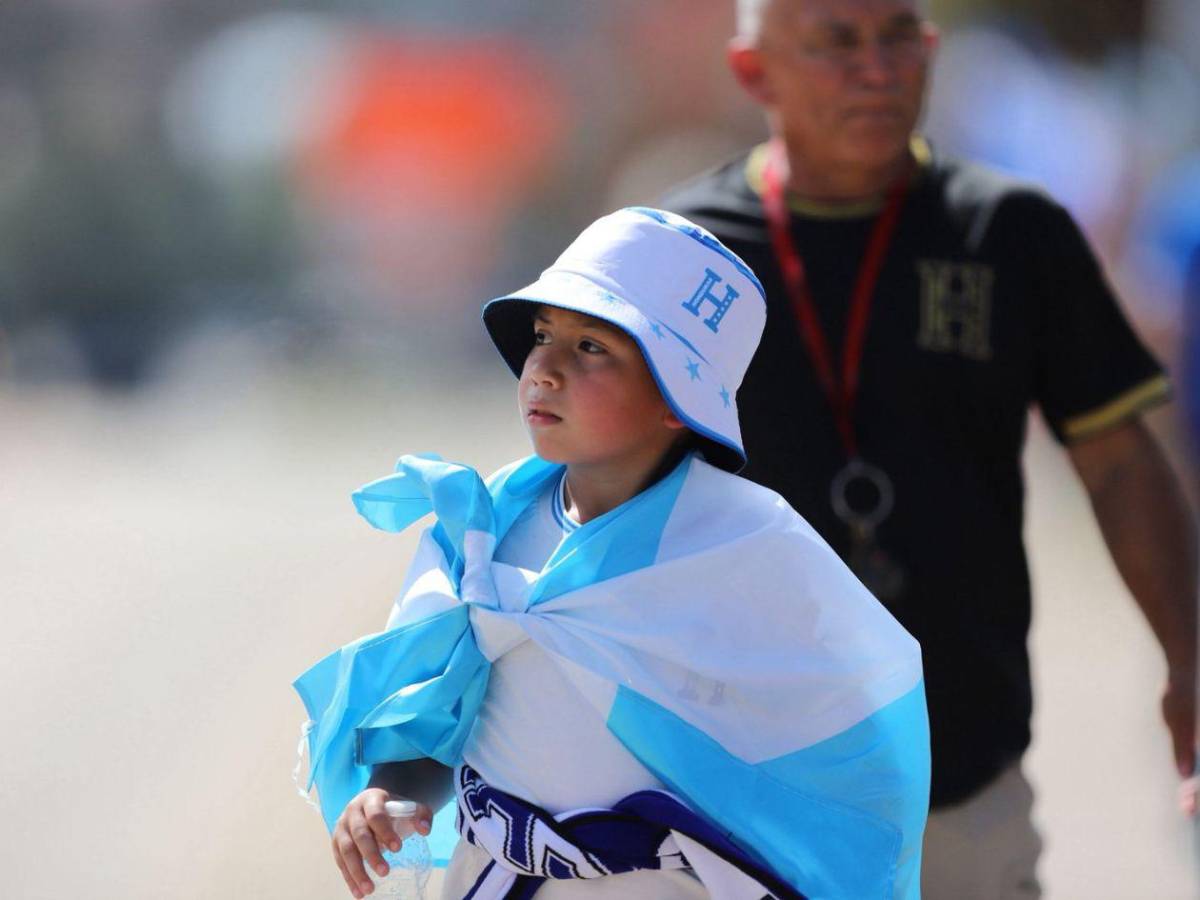 Honduras - El Salvador: Bellas chicas y curiosa petición a Palma